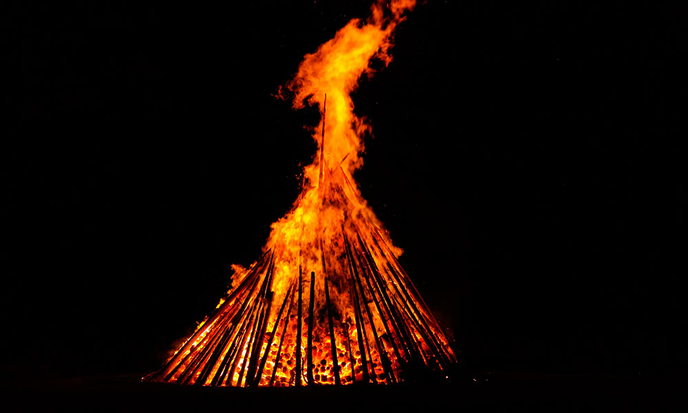 Noche de San Juan: atravesar el fuego sin quemarse